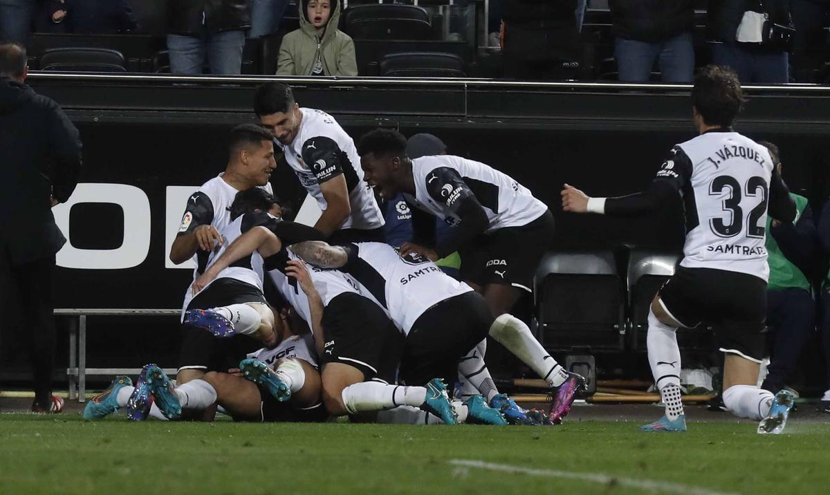 Los jugadores del Valencia, celebrando un gol frente al Granada