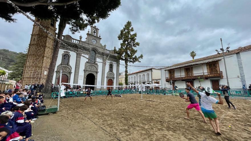 Exhibición de tenis playa en la Plaza del Pino en Teror