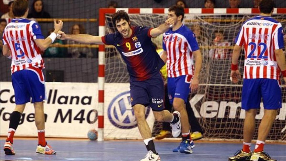 Raúl Entrerríos celebra un tanto marcado al Atlético.