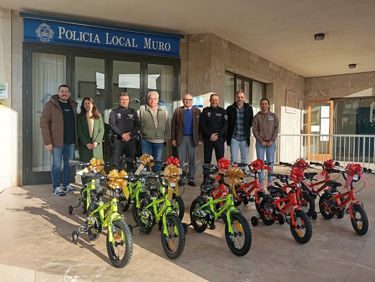 Imagen de archivo del alcalde Miquel Porquer (cuarto por la derecha) y otras autoridades frente al local de la Policía Local.