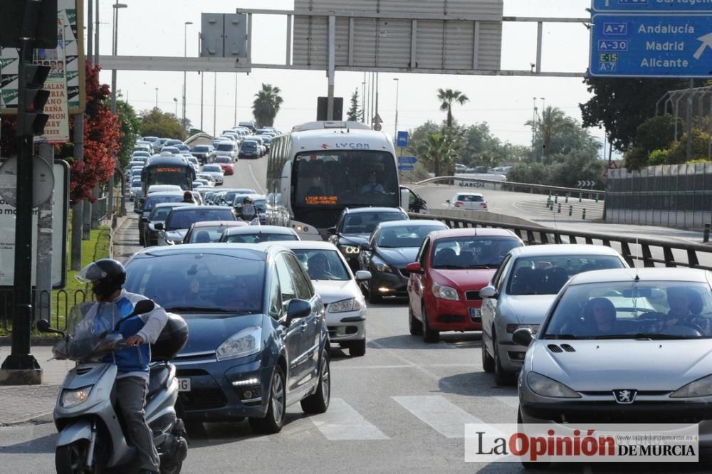 Atascos en Murcia por la protesta de los agricultores en sus tractores