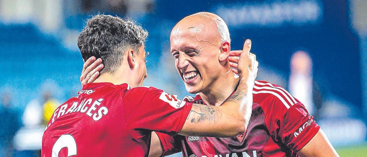Francés felicita a Mollejo tras su gol de cabeza en Andorra.