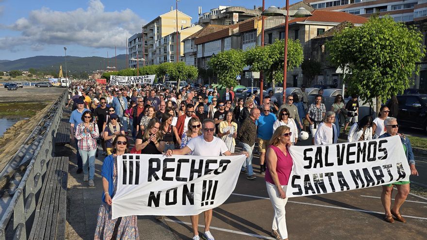Multitudinaria manifestación en contra del relleno del puerto deportivo de Baiona