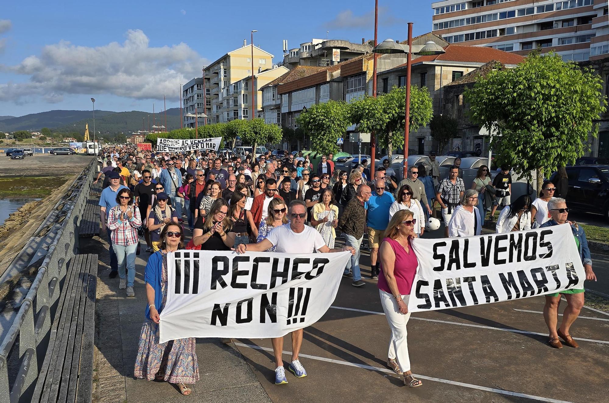 Multitudinaria manifestación en contra del relleno del puerto deportivo de Baiona