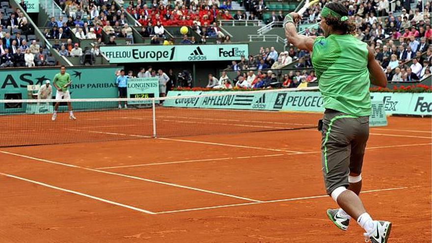 El tenista español Rafael Nadal devuelve una bola a su compatriota Nicolás Almagro durante el partido de cuartos de final del torneo Roland Garros que se disputa en París, Francia.