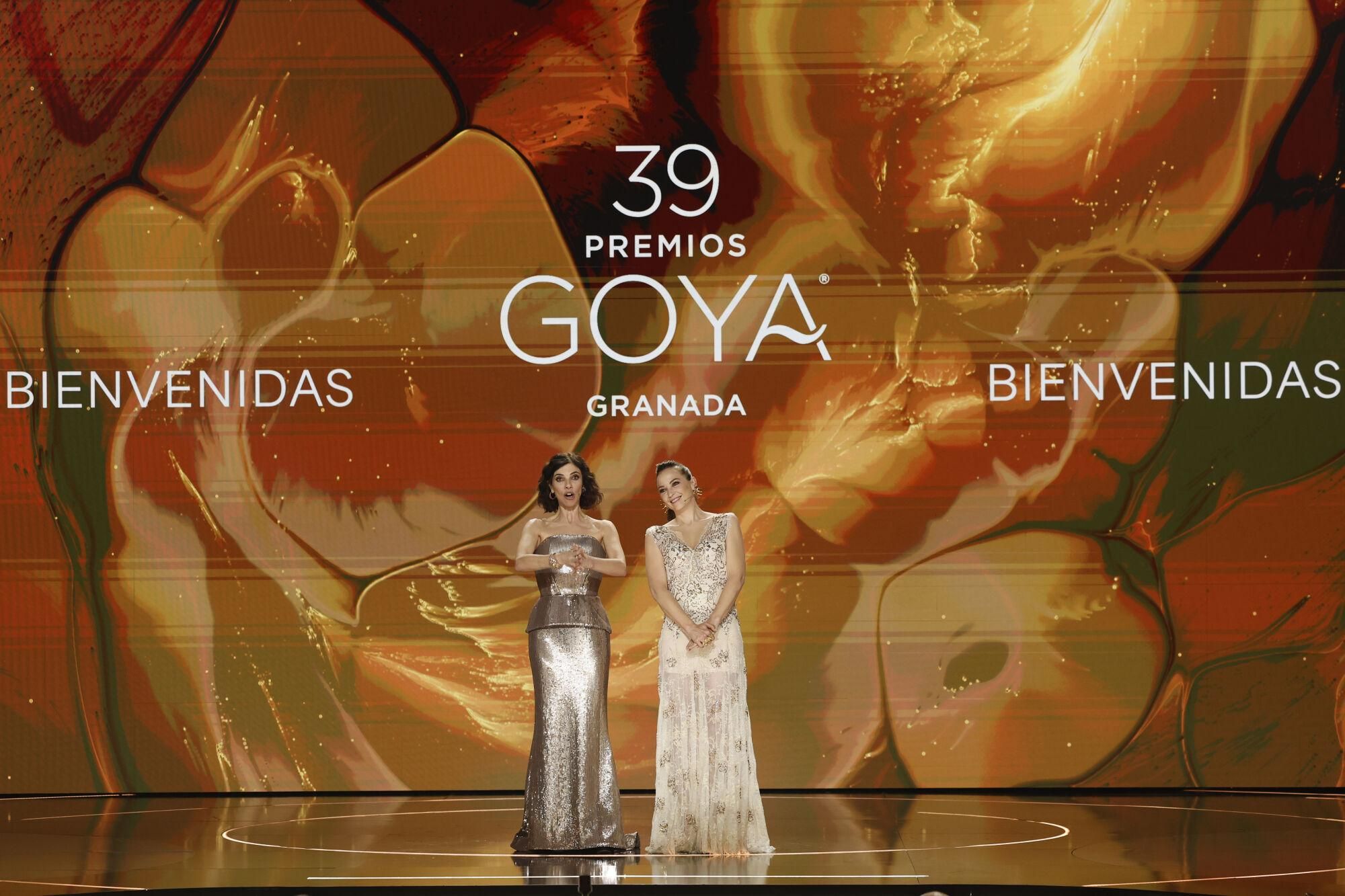 GRANADA.- Las actrices Maribel Verdú (i) y Leonor Watling durante la gala de la 39 edición de los Premios Goya de la Academia de Cine en el Palacio de Congresos y Exposiciones de Granada. EFE/ Julio Muñoz.