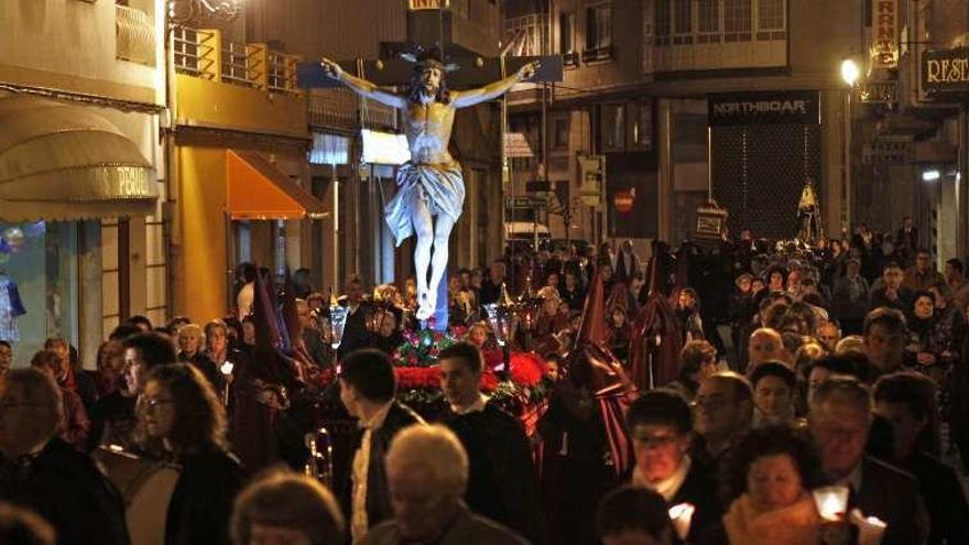 La Cofradía de la Santa Cruz, en la Semana Santa local.// Bernabé/Luismy