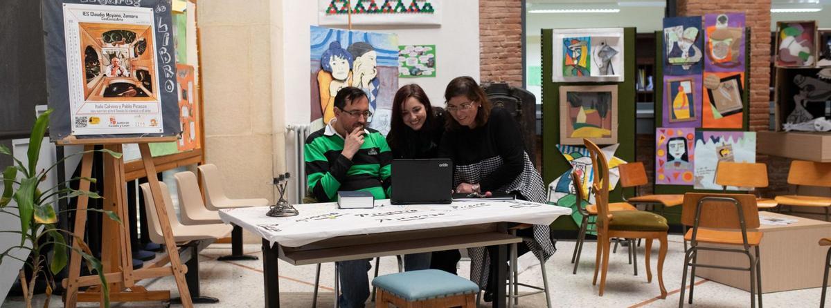 Los tres profesores implicados en el proyecto de Lugares de Libro del IES Claudio Moyano. | Ana Burrieza