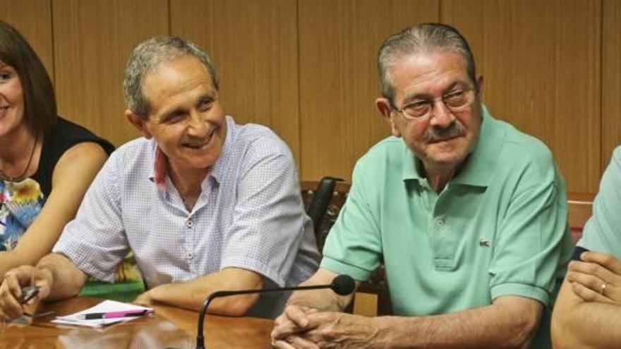 José Sáez Sironi, ayer antes de la votación, junto al presidente saliente Ignacio Martínez.