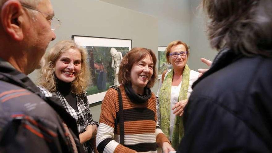 Estrella Sánchez, en el centro, en la presentación de la muestra, ayer por la mañana.