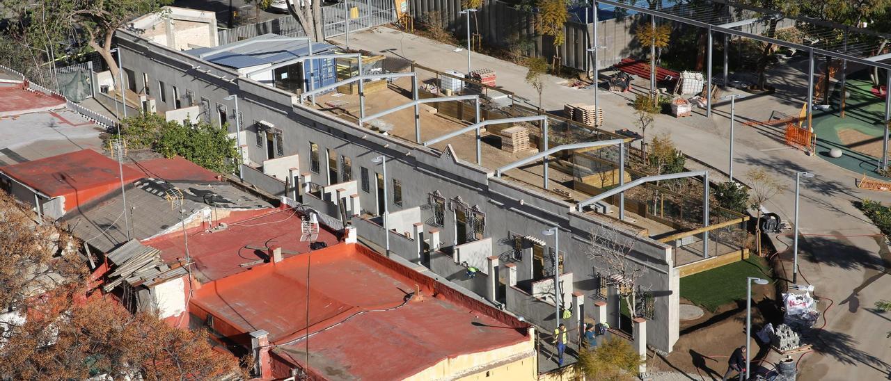 Las fachadas y las casas del antiguo pasaje Piera, conservadas en el futuro parque de la Colònia Castells, en Barcelona.