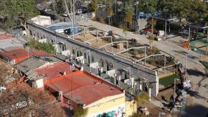 Las fachadas y las casas del antiguo pasaje Piera, conservadas en el futuro parque de la Colònia Castells, en Barcelona.