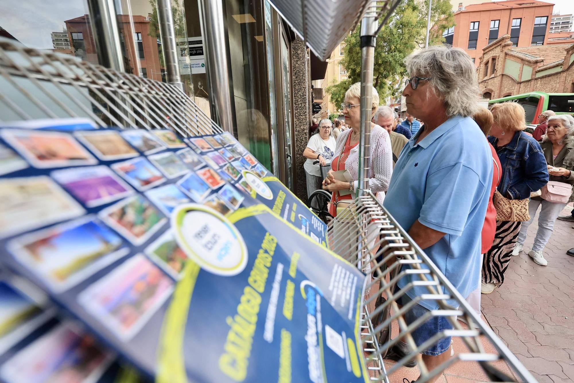 Alud de jubilados en las agencias de Castellón para 'cazar' un viaje del Imserso