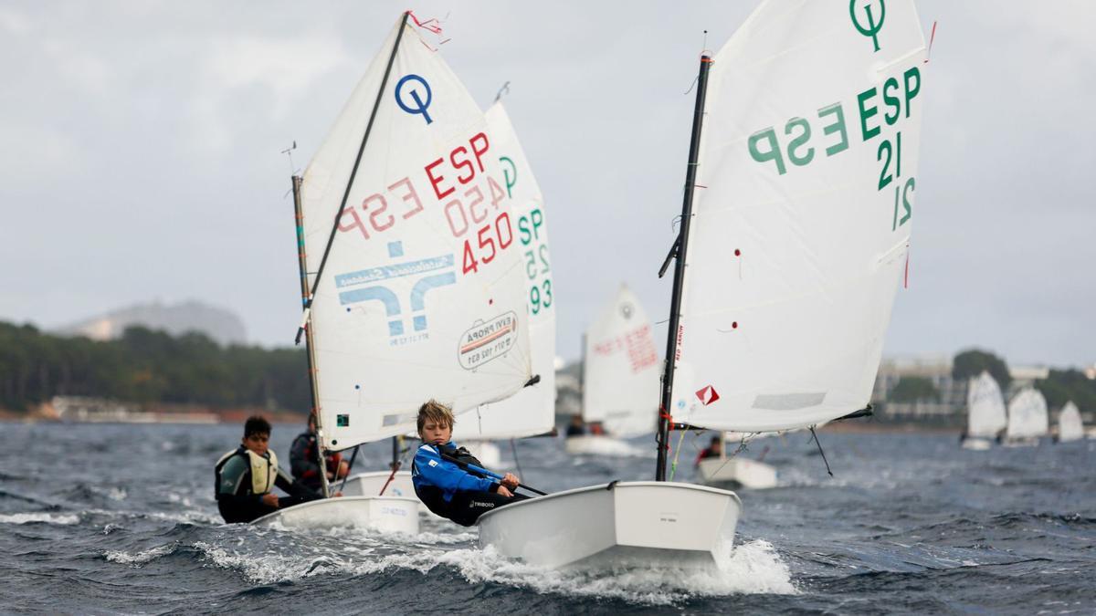 Un grupo de regatistas del Campeonato de Eivissa Escolar de Vela navega en aguas de la bahía de Santa Eulària en una de las mangas celebradas el fin de semana. | FOTOS: TONI ESCOBAR