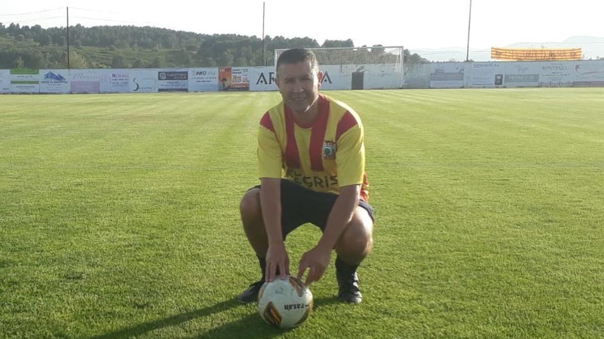 Luis Torcoletti, ataviado con la equipación del Vall d'Alba.
