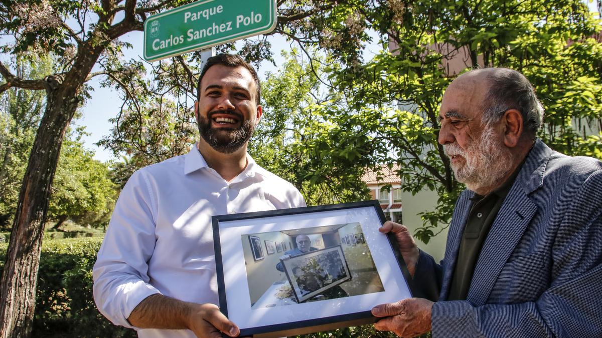 Salaya y Sänchez Polo. Detrás, la placa sin tilde en Sánchez.