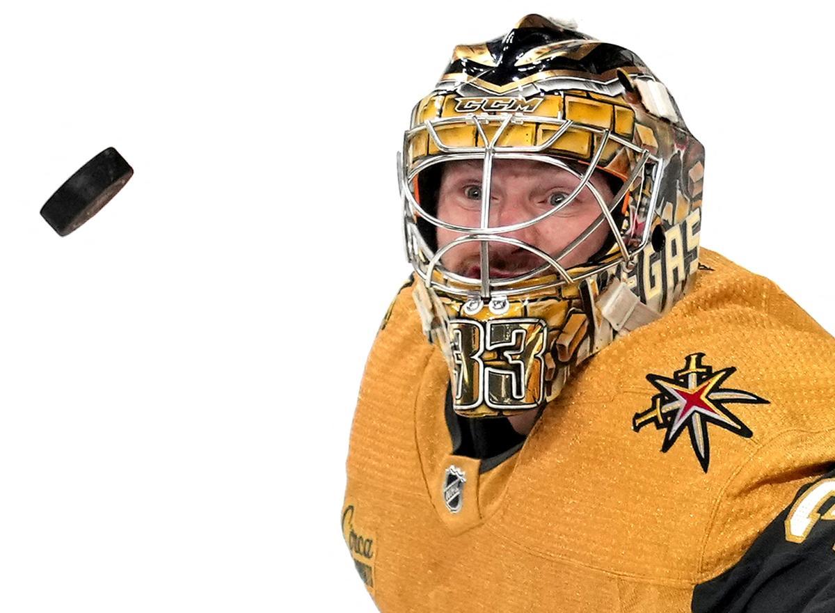 El portero de los Vegas Golden Knights, Adin Hill, frente a un tiro desviado de los Winnipeg.
