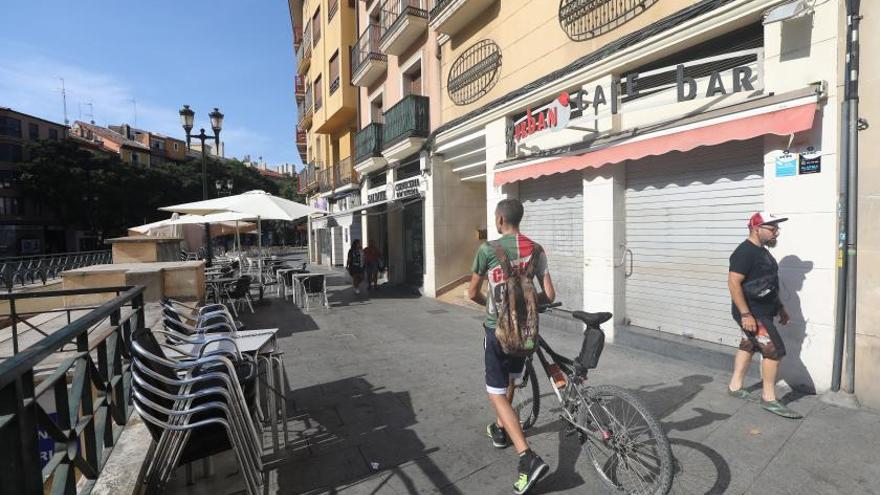 La pelea se desató a primera hora de la mañana de este pasado domingo a las puertas del bar Urban de Zaragoza. | ÁNGEL DE CASTRO