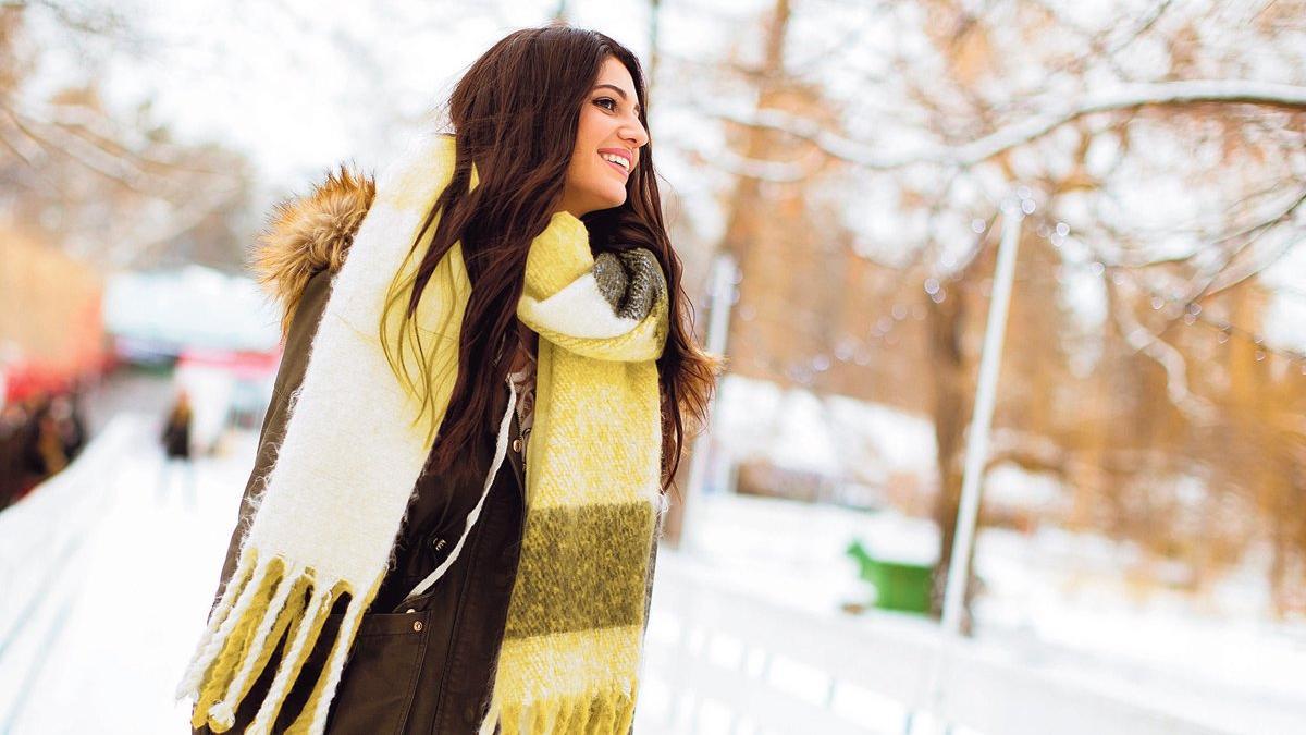 Una chica pasea en un ambiente invernal