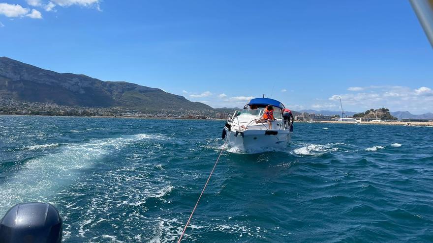 Remolcan a una embarcación averiada en la bocana del puerto de Dénia y evitan que un ferry la embista