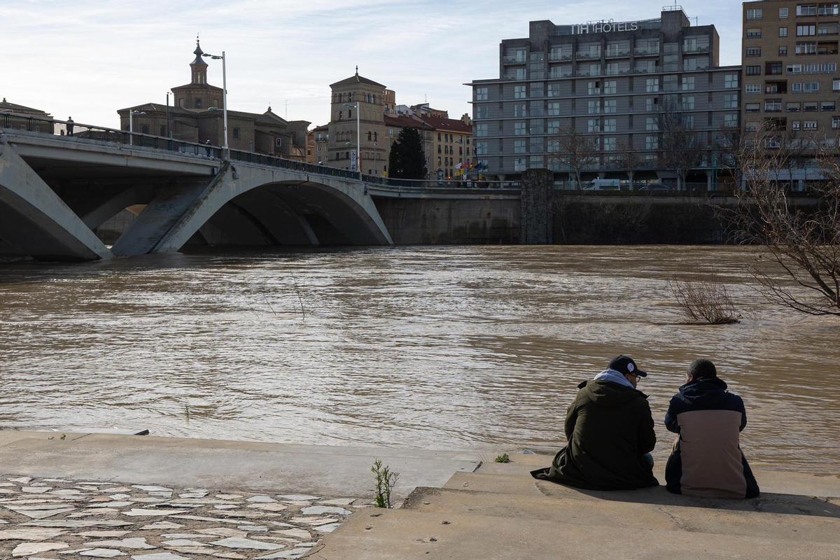 En imágenes I Así está el río Ebro a su paso por Zaragoza este lunes
