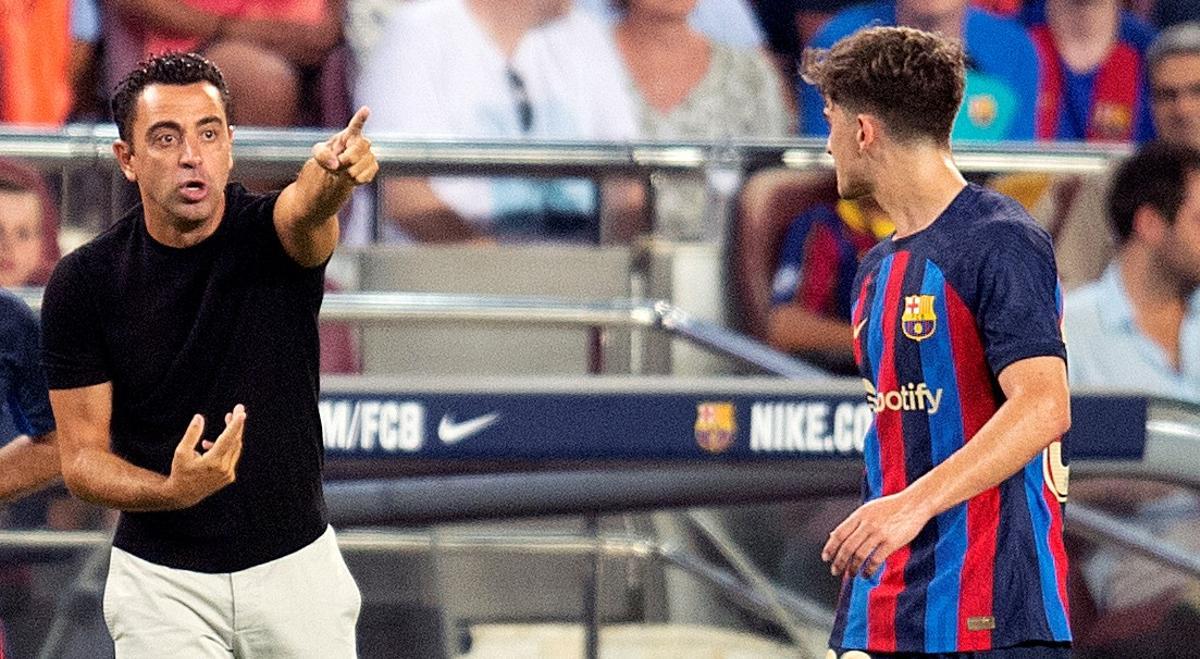 Xavi da instrucciones a Gavi en el Barça-Rayo.