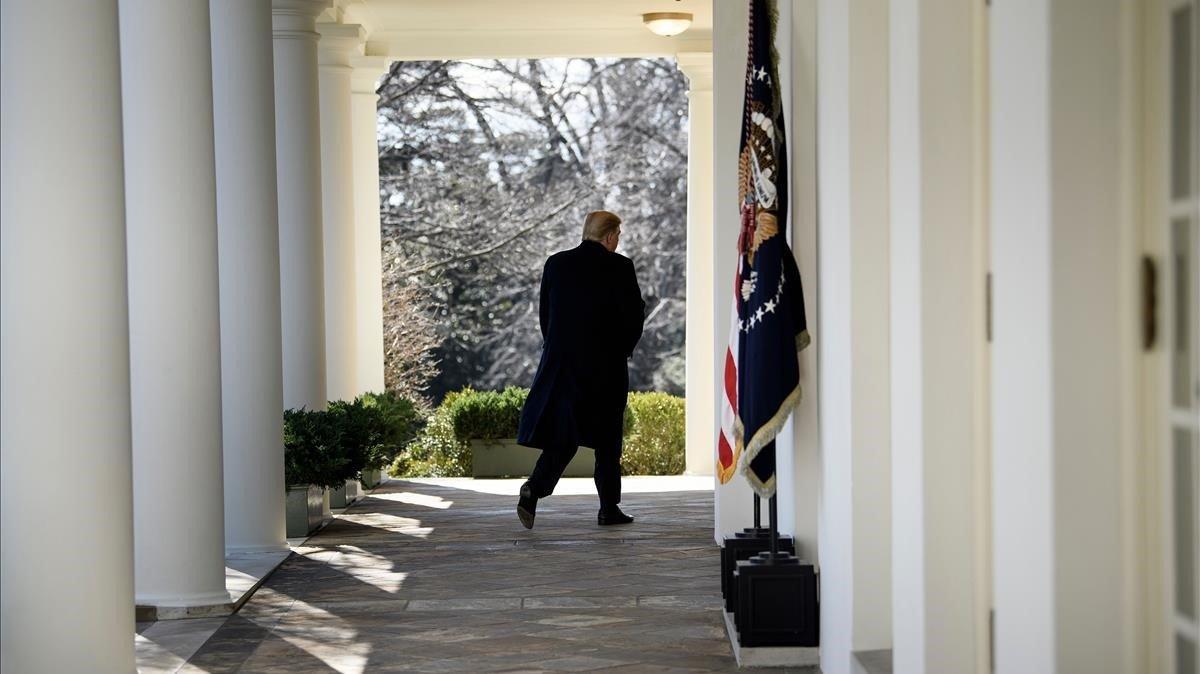 El presidente de los EE.UU., Donald Trump, se retira después de hablar en el Jardín de Rosas de la Casa Blanca en Washington DC sobre la cuestión del muro fronterizo con México y que carece de la financiación del Congreso.