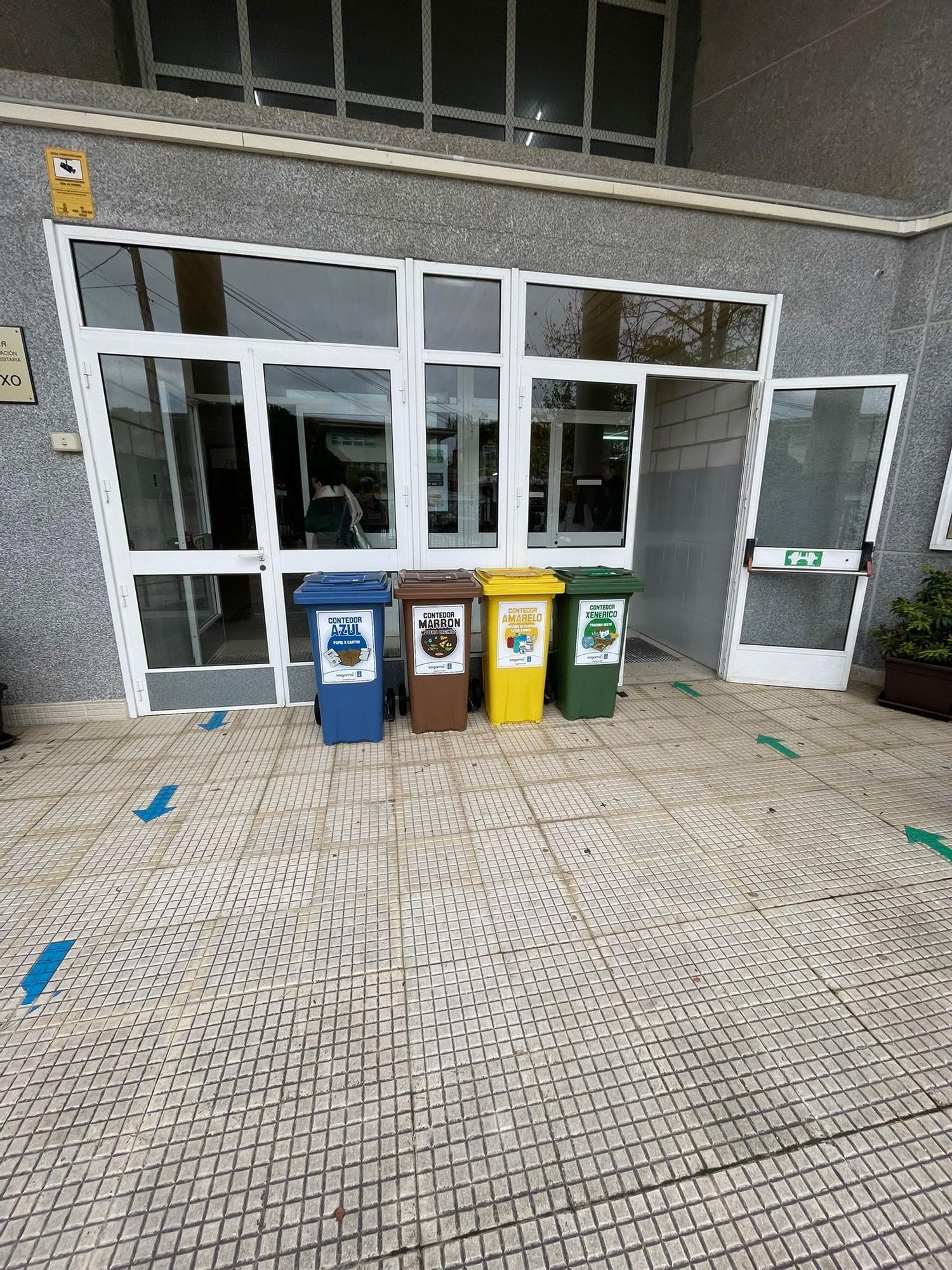 Isla de contenedores en un ncetro educativo. |