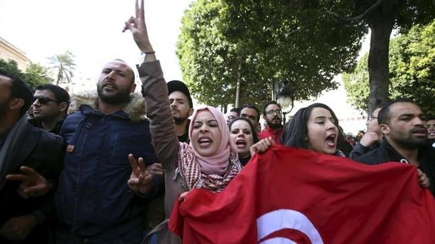 Túnez decreta el toque de queda para detener la protesta social