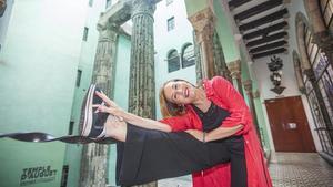 La coreógrafa María Rovira, ante las columnas romanas que se ’esconden’ en el patio del edificio que alberga el Centre Excursionista de Catalunya.