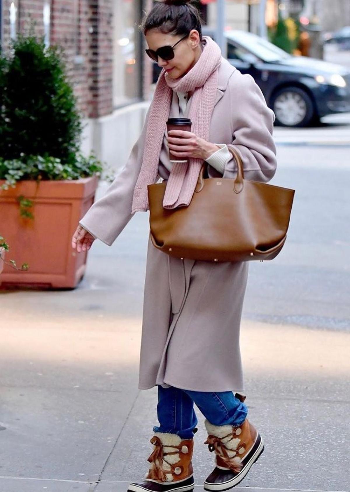 Katie Holmes con botas en clave de esquí