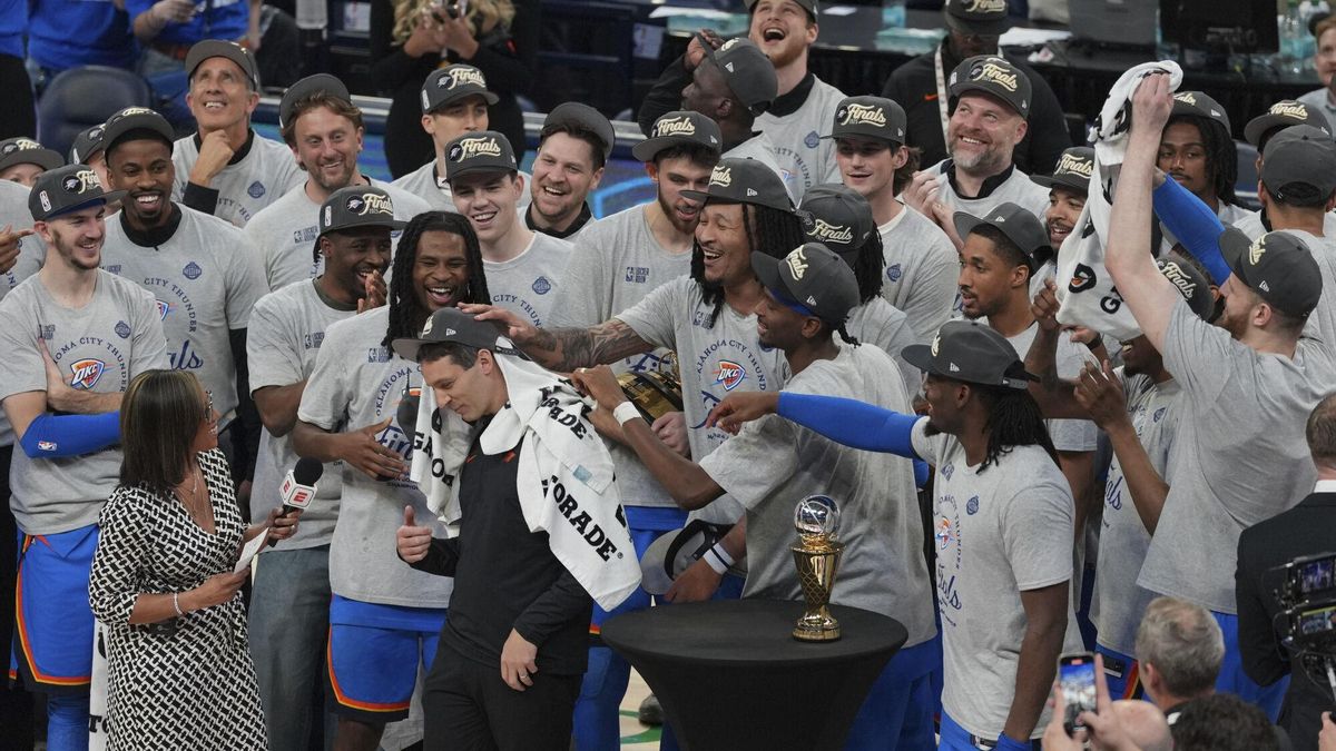 Los jugadores de Oklahoma City Thunder celebran el pase a la final de la NBA.