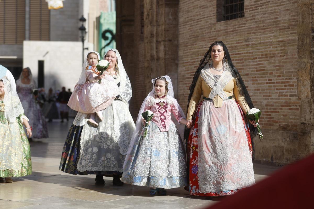 Todas las fotos de la Ofrenda del 18 de marzo por la calle de la Paz hasta las 16:30 horas