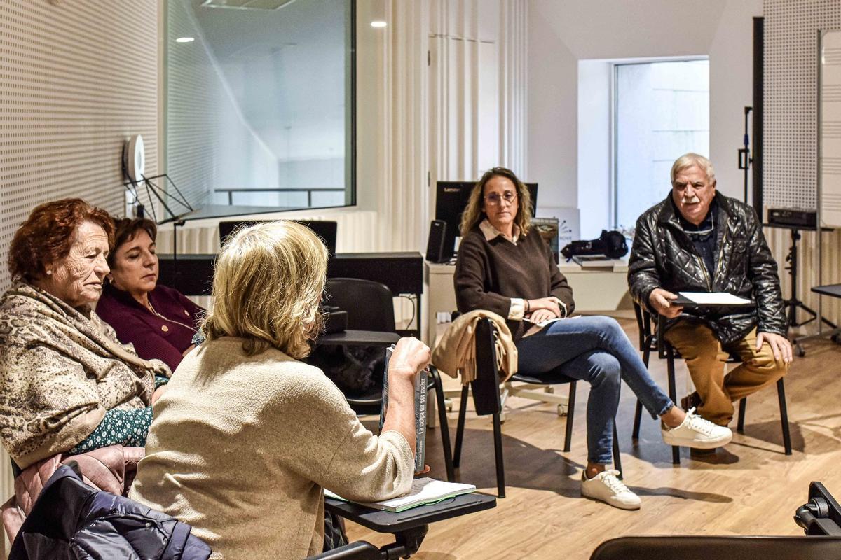 Un momento de la charla con el autor en el Biblioteca de O Grove.