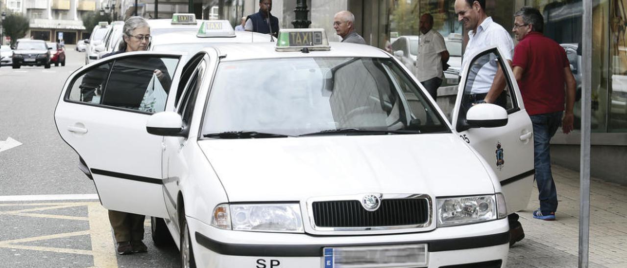 Taxistas esperando un servicio en una de las paradas de la ciudad. // Adrián Irago