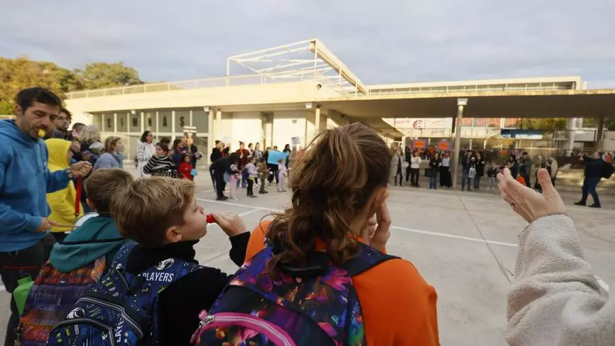 VÍDEO | Cacerolada en un colegio público de Palma para protestar contra la inseguridad