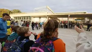 Cacerolada en un colegio público cercano a la antigua cárcel de Palma para protestar contra la inseguridad: "No queremos que nuestros hijos vivan en un entorno de delincuencia"