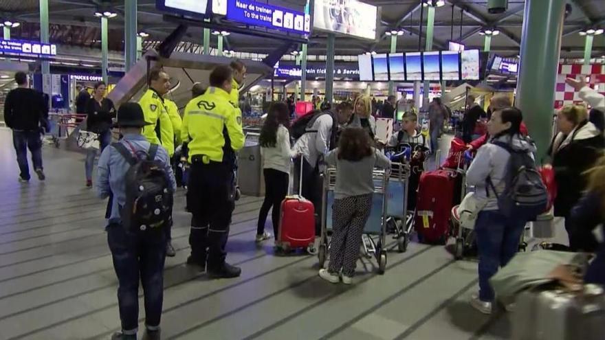 Desalojado el aeropuerto de Schiphol en Ámsterdam por un hombre amenazando con un cuchillo