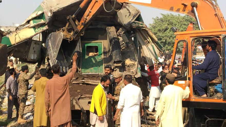 Al menos 20 muertos en un choque de trenes en Pakistán