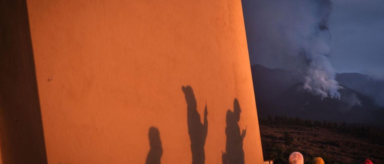 Un grupo de turistas observa el volcán de Cumbre Vieja desde Los Llanos de Aridane.  | | ANDRÉS GUTIÉRREZ
