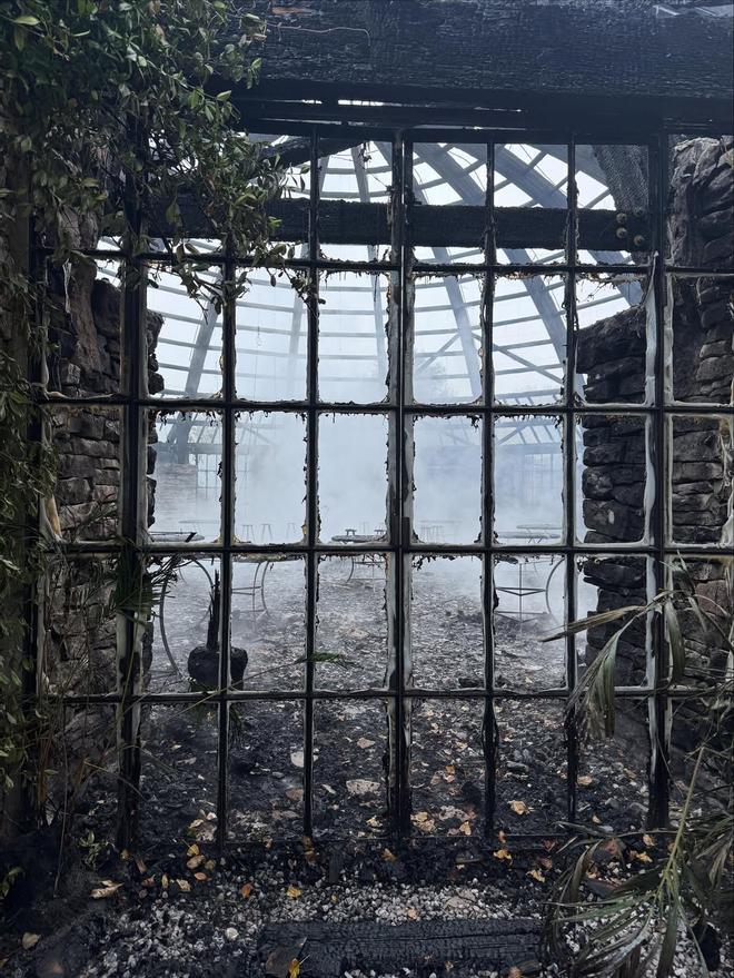 Imatge de linterior de la cúpula del restaurant després de lincendi