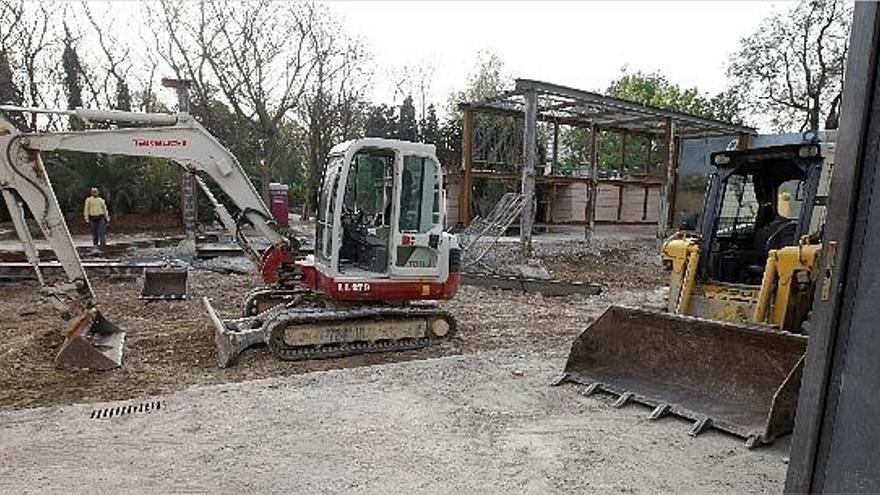 Las máquinas excavadoras desmontan las construcciones del viejo zoo de Viveros.