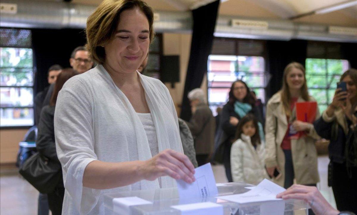 La alcaldesa de Barcelona, Ada Colau, deposita su voto.