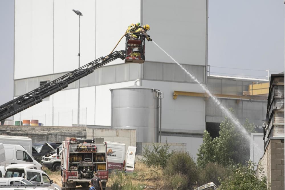 Incendi en una nau industrial de Riudellots