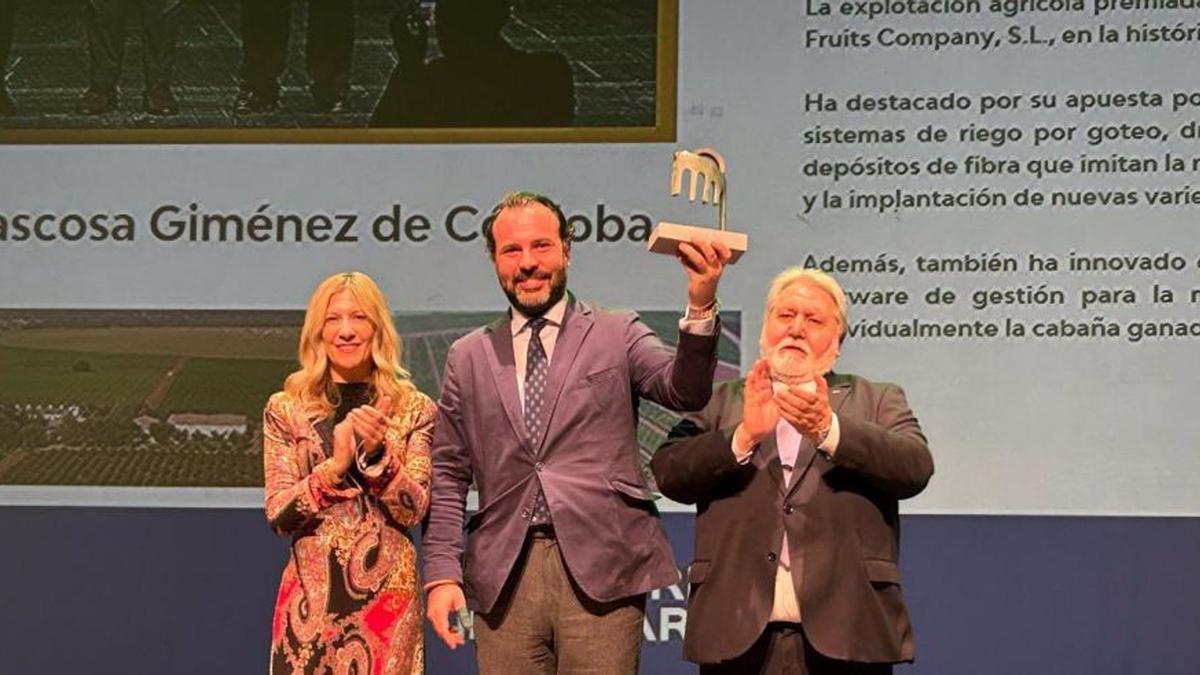 La vicepresidenta segunda del Gobierno de Aragón, Mar Vaquero, y el presidente de Feria de Zaragoza, Manuel Teruel, entregan el Premio Excelencia FIMA a World Fruits Company SL.