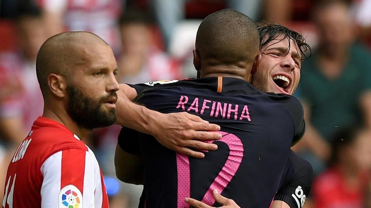 Rafinha se abraza a Sergi Roberto después de marcar el 0-2 al Sporting gracias a un gran centro del lateral.