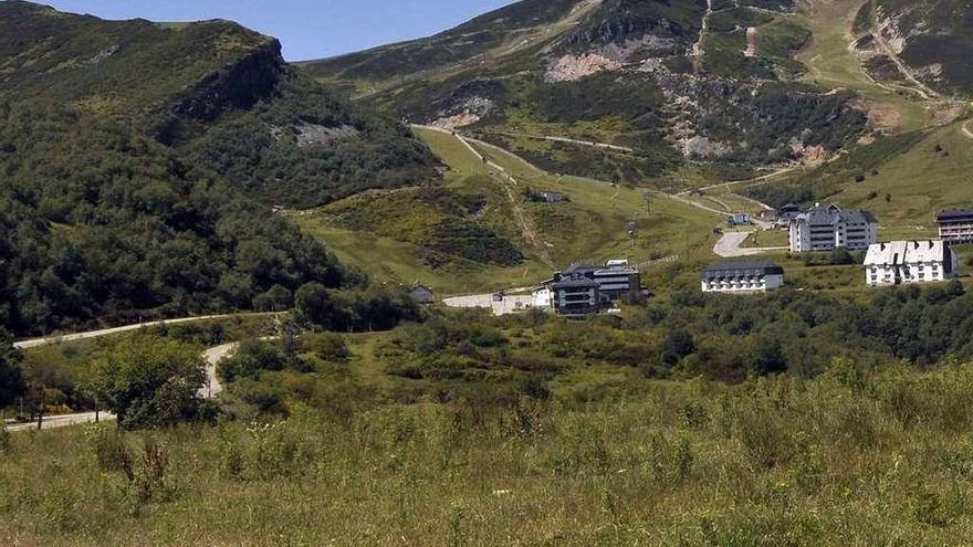 Los montes de Pajares sobre los que se levanta la estación de esquí, el pasado verano.