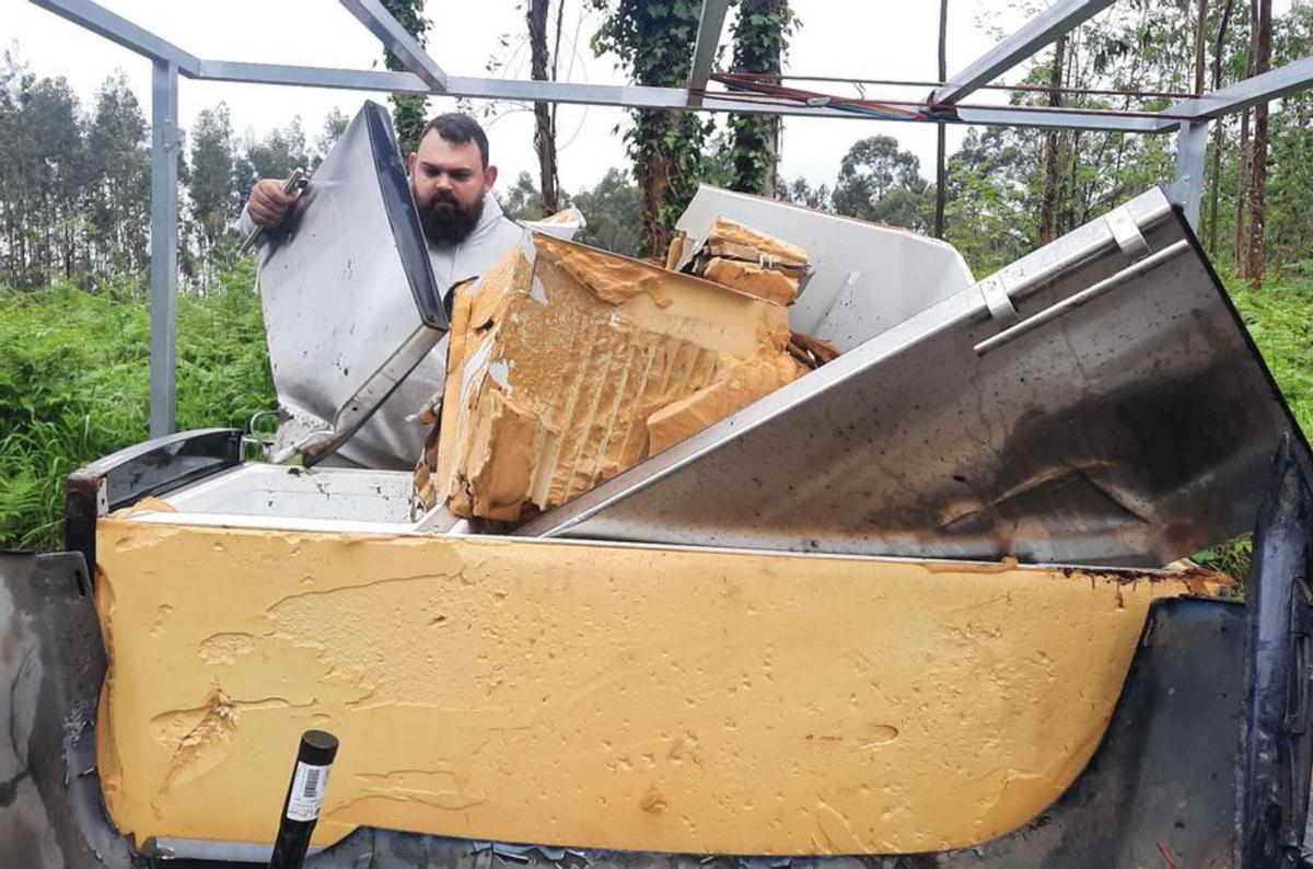 Un grupo de vecinos retira un vertido ilegal de residuos en una senda de Sada
