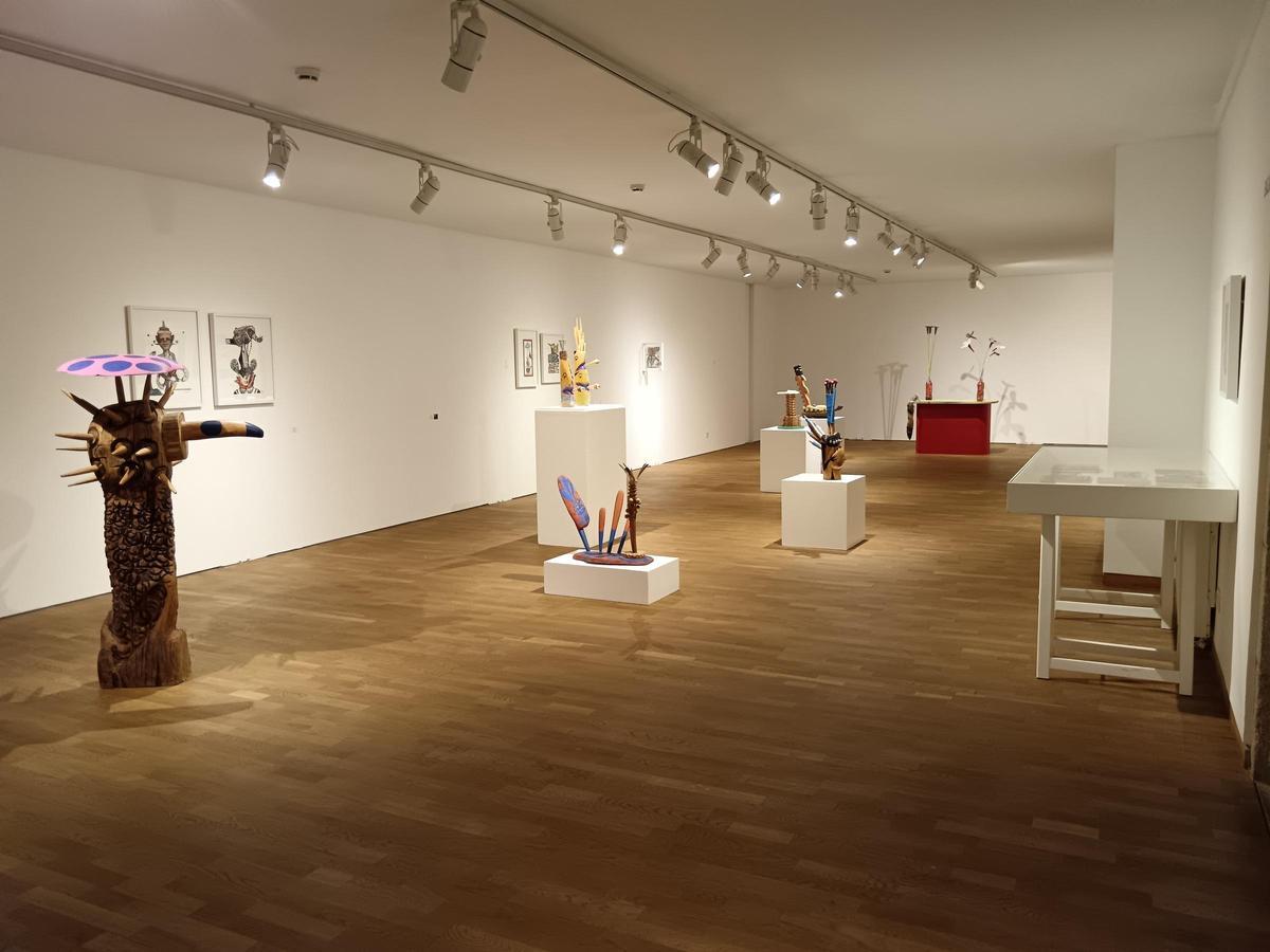 Panorámica dunha das salas do Museo Granell adicadas á arte de Paco Pestana
