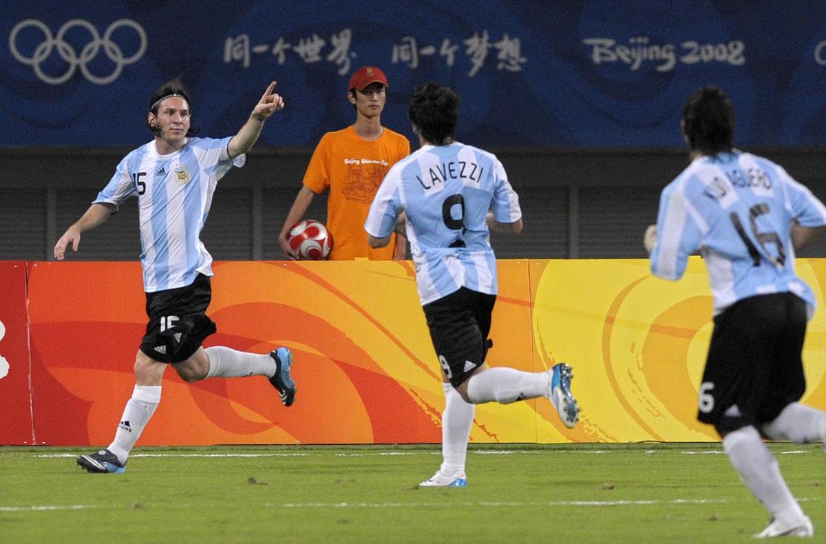 Lionel Messi (izq.), de la selección olímpica de fútbol de Argentina, celebra con sus compañeros tras marcar contra Costa de Marfil durante los Juegos Olímpicos de Pekín 2008. Lionel Messi (izq.), de la selección olímpica de fútbol de Argentina, celebra con sus compañeros tras marcar contra Costa de Marfil durante los Juegos Olímpicos de Pekín 2008.
